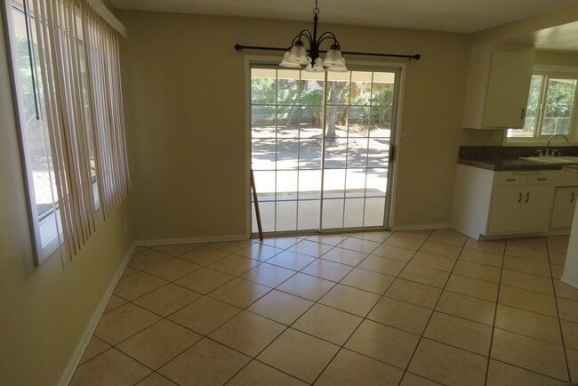 Building Photo - Sweet home in quiet neighborhood!