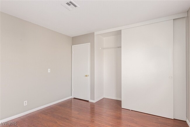 Building Photo - 557 Chelsea Dr