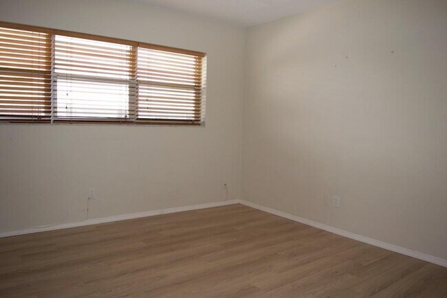 Building Photo - 5200 NE 24th Terrace