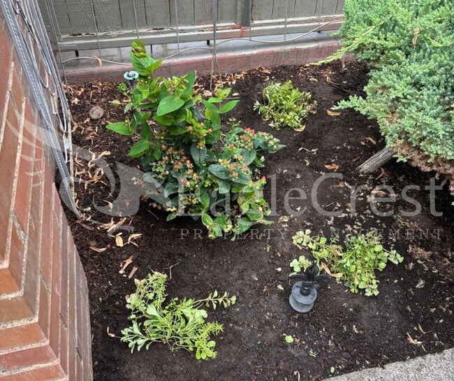 Building Photo - Three Bedroom Townhome Near Country Club G...