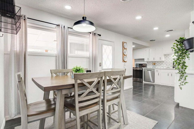 Building Photo - Beautifully Updated Home with Modern Ameni...