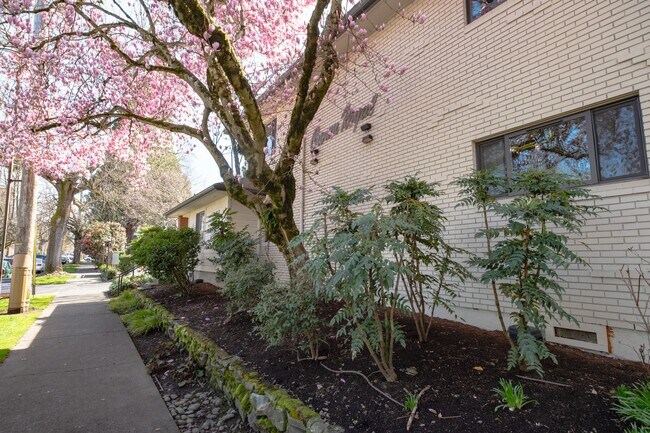Building Photo - Inviting Irvington Flat with Timeless Appeal!