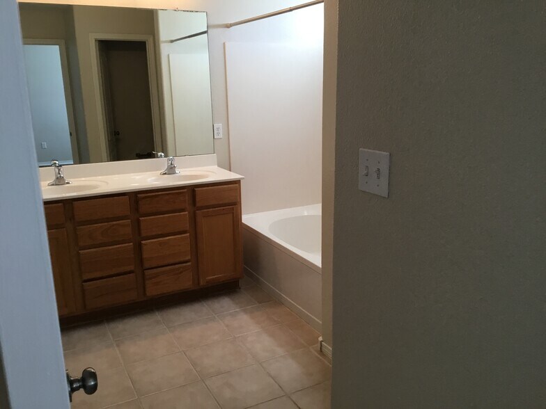 Building Photo - 804 Ocate Meadows Dr NE