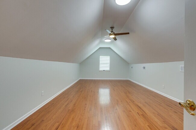Building Photo - Luxury, Location, and Lifestyle on Rolling...