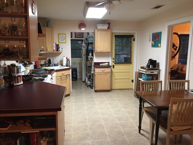 Building Photo - Charming 2/1 House in Hyde Park- Available for August!