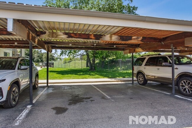 Building Photo - Newly Renovated 2BR Condo in Boulder