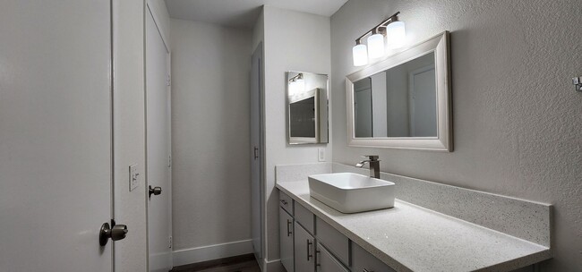 Building Photo - Silverado Ranch Condo!