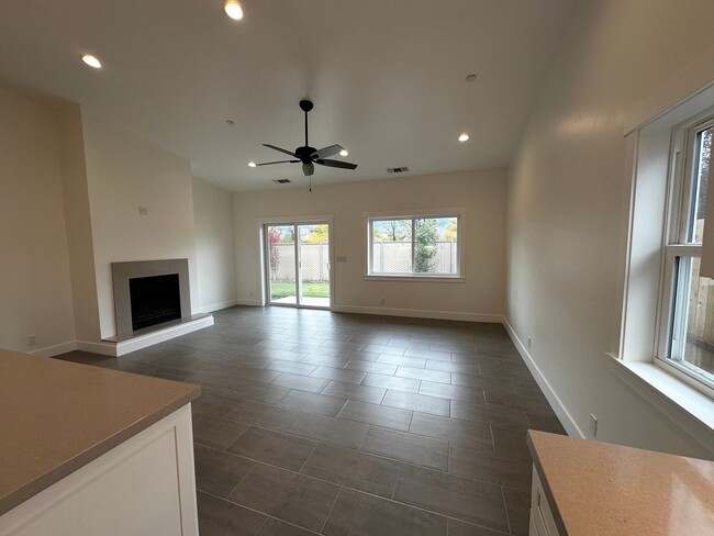 Building Photo - New Construction in Down Town Bishop West side!