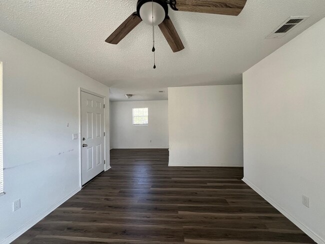 Building Photo - 677 W 5th Ave