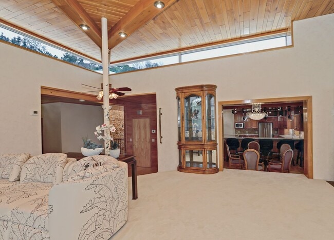 Building Photo - Luxury Riverfront Home