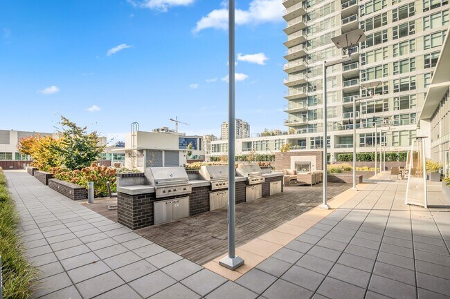 Building Photo - Stellar Denny Triangle Luxury Condo