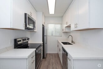 Building Photo - 2 Bedroom in PB with Access to Parking, Po...