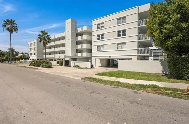 Building Photo - 3527 NE 168th St