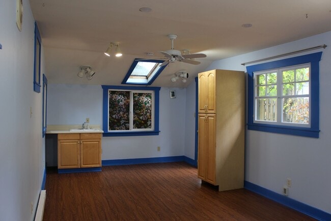 Building Photo - Charming bungalow with bonus office or Art...