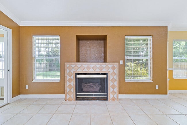 Building Photo - 208 Palm Cir