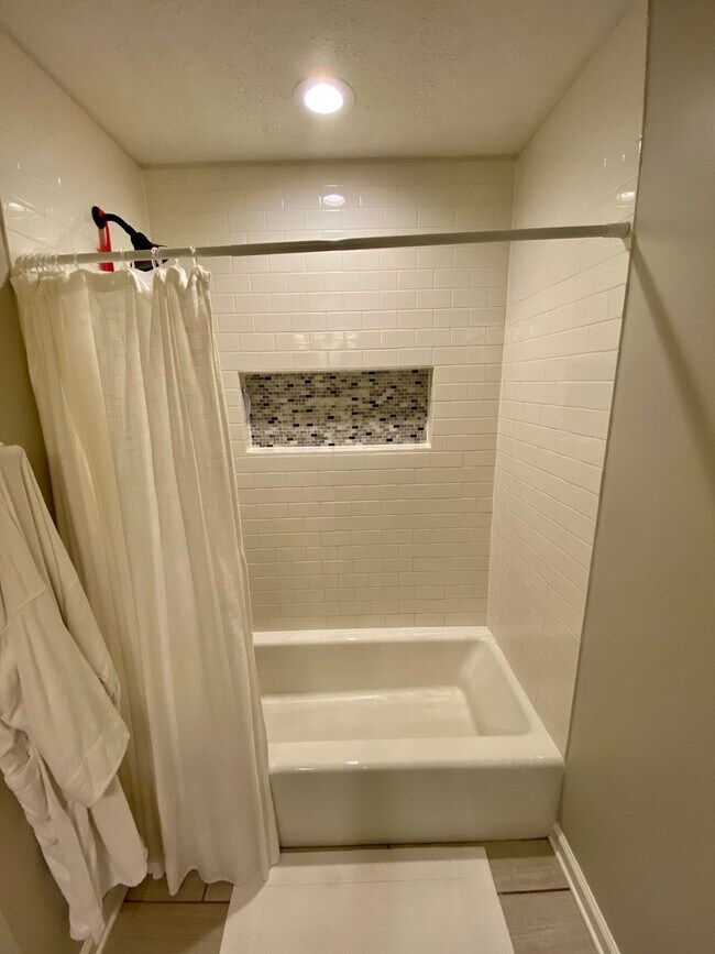 Building Photo - Charming 3-Bedroom Home in Prime Auburn Lo...