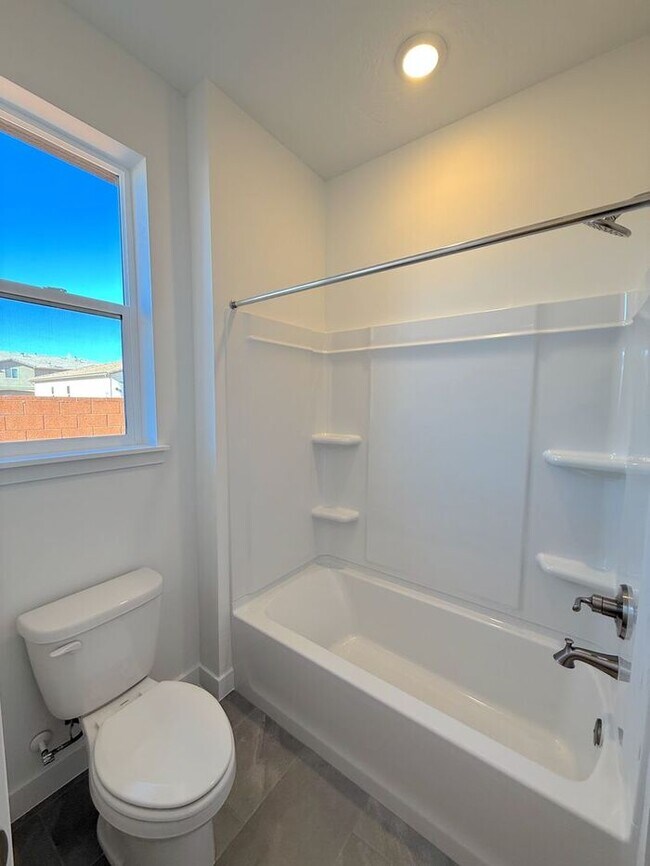 Building Photo - New 3 bed, 2.5 bath with 2 car garage home