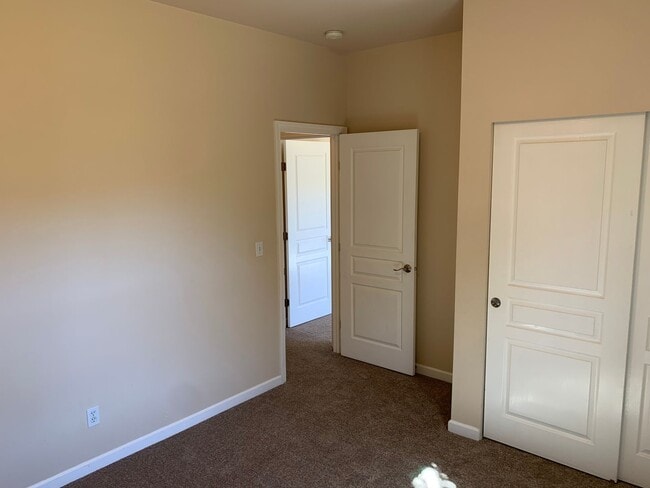 Building Photo - **Sunny Sequim**