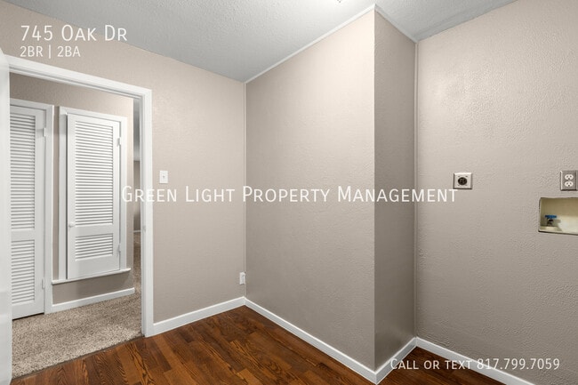 Building Photo - 745 Oak Dr