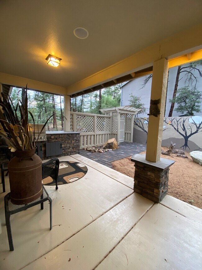 Building Photo - 826 Hemlock Ave