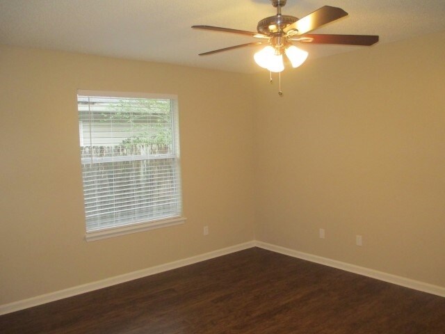 Building Photo - 1127 Hidden Cove Cir S