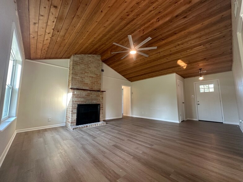 Building Photo - 241 Buck Square St