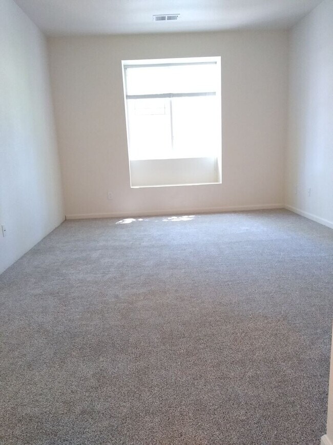 Building Photo - Beautiful and Spacious 3 Bedroom 2 Bath To...