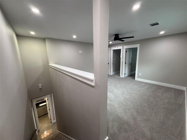 Building Photo - 201 N Vandeveer St