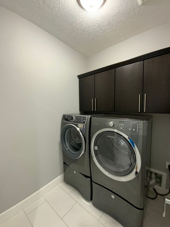 Building Photo - 3 Bedroom & An Office Luxury Home Availabl...