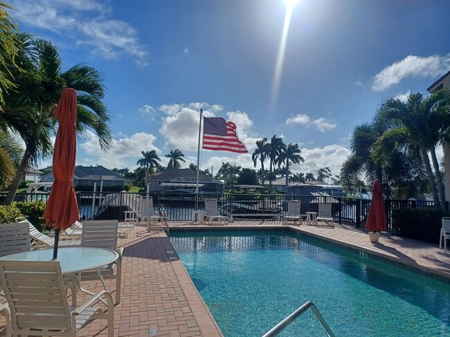 Building Photo - 5605 SW 12th Ave