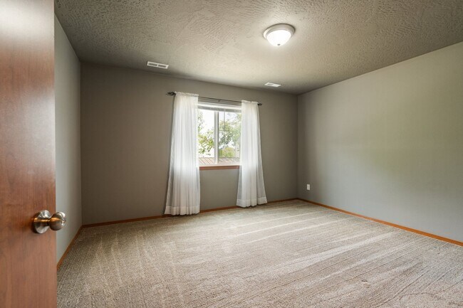 Building Photo - Charming Single-Level Home with Modern Com...