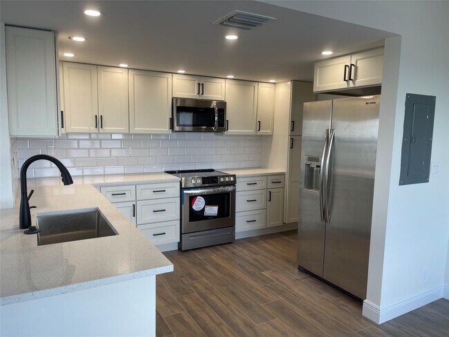 Building Photo - 3550 Galt Ocean Dr