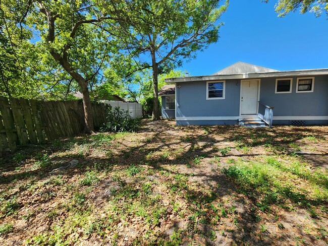 Building Photo - Beautifully renovated 2/2 duplex in the he...