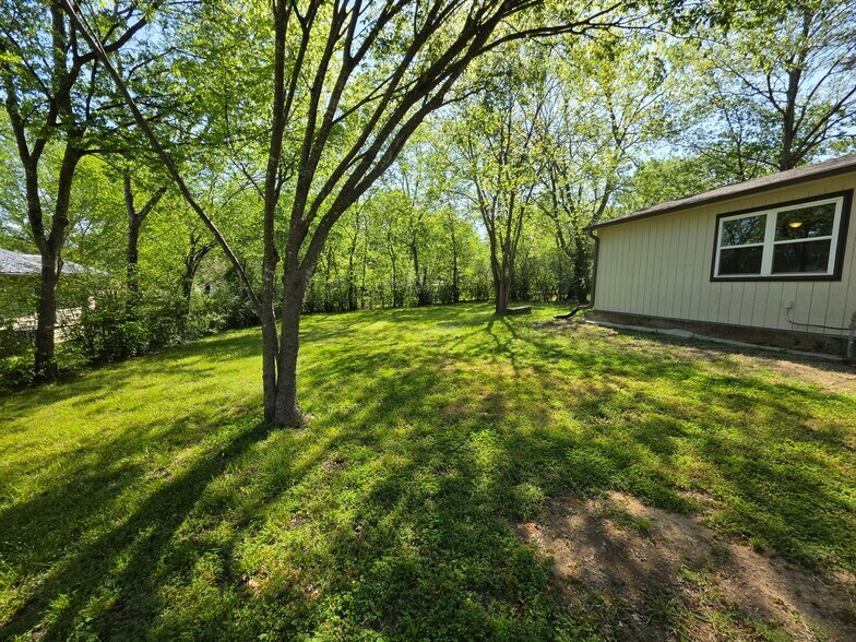 Side of cottage with yard - 502 Big Rock St