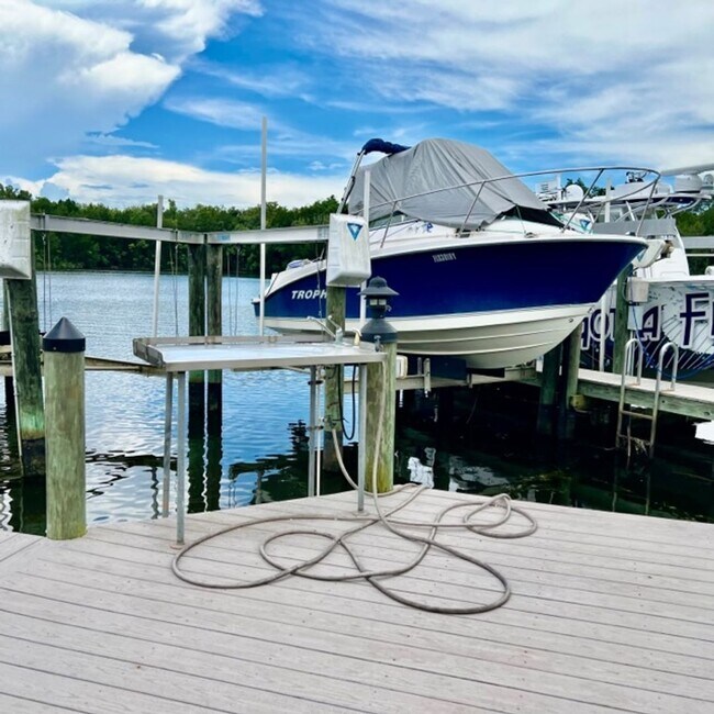 Building Photo - Beautiful Waterfront 2/2 Furnished Condo with community pool!