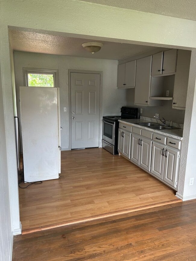 Building Photo - Charming 3 bedroom, 1 bathroom home