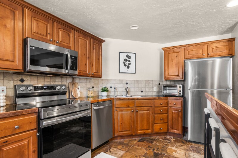 Building Photo - 6095 N Fox Pointe Cir