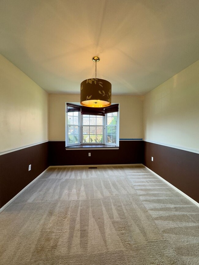 Building Photo - Spacious 4Bed/3.5Bath in Woodlawn