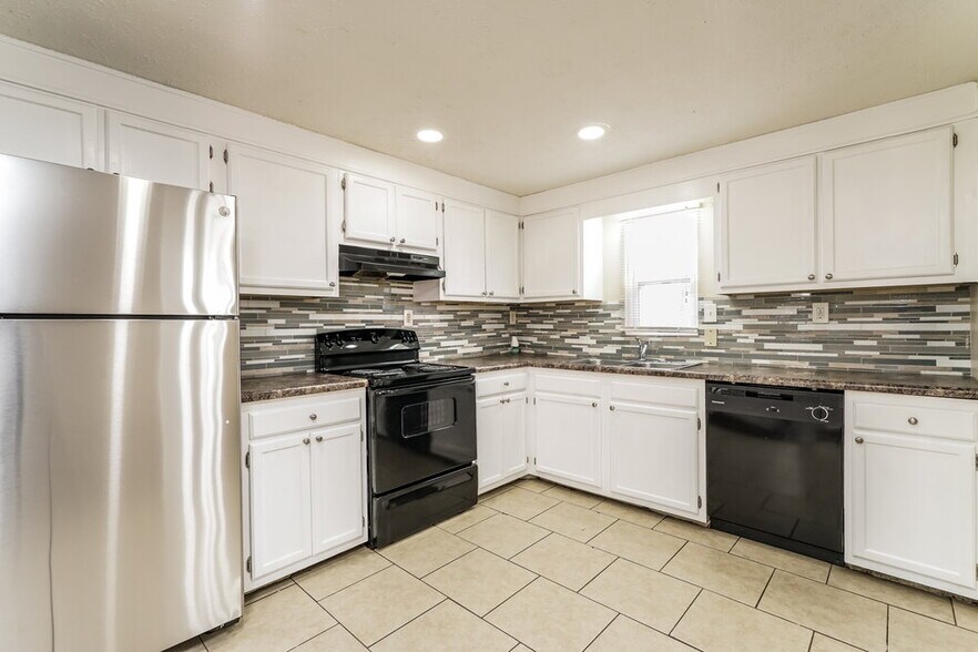 Building Photo - 3075 Flowers Dr