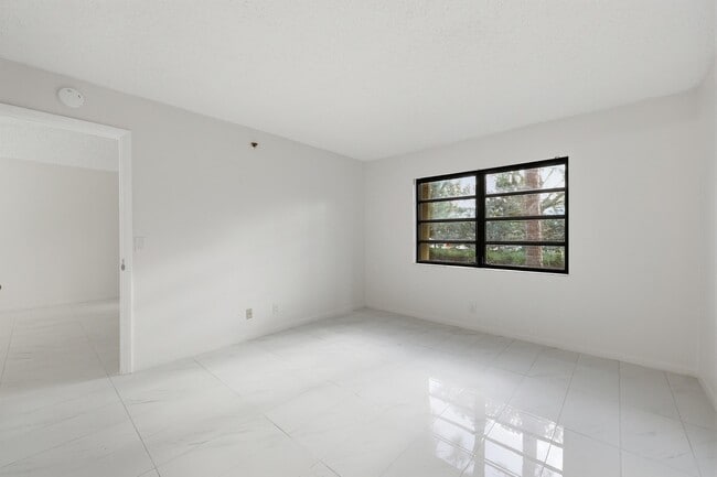 Building Photo - 4700 Lucerne Lakes Blvd W