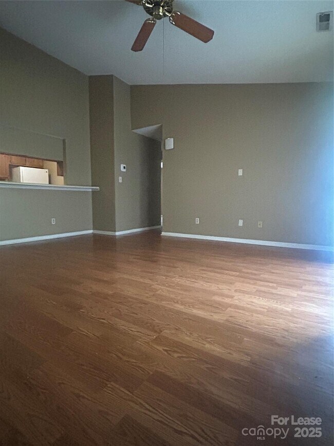 Building Photo - 9605 Vinca Cir
