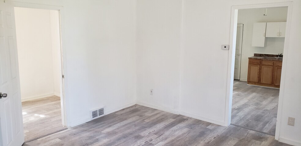 Living room - 3985 E 66th St