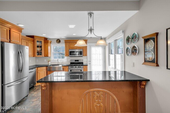 Building Photo - 11 Lakeside Ave