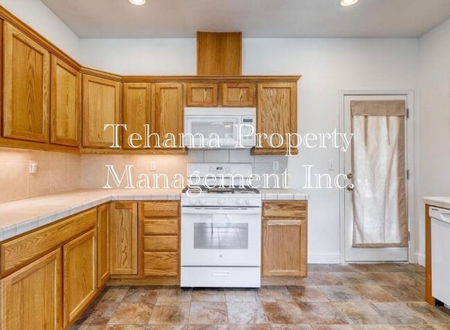 Building Photo - Red Bluff 3 bedroom 2 bathroom with 2 car garage