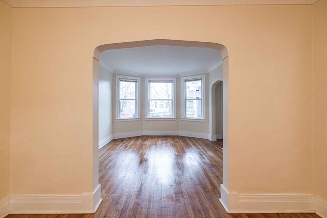 Building Photo - $1300 - Spacious Hamtramck home