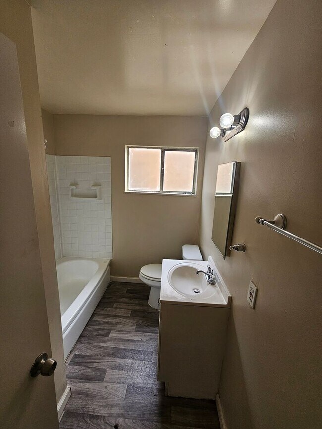 Building Photo - Cozy 1-Bed Oakland Apartment: San Leandro ...