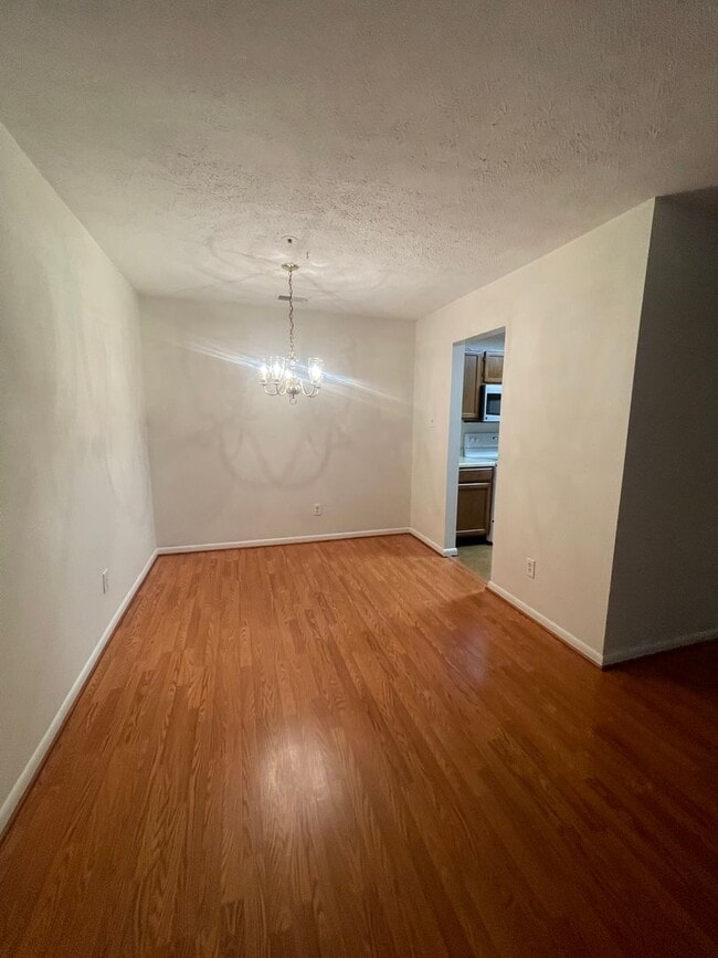 Building Photo - VERY SPACIOUS CONDO ON 3RD FLOOR WITH ELEV...