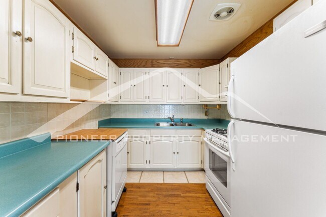 Building Photo - Single Family Home with 1 Car Garage and Central Air!