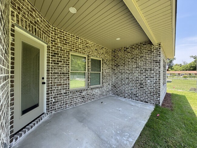Building Photo - "Charming 4 Bed, 2 Bath Home with Granite ...