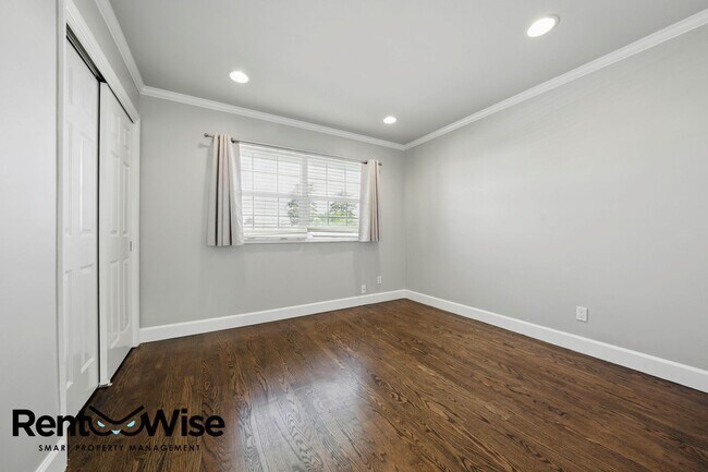 Building Photo - 1125 Fernwood Dr